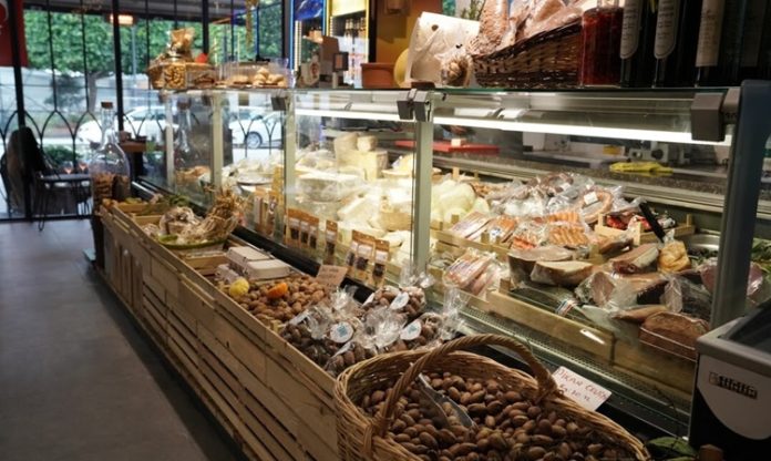 Gurme Marketlerin Yükselen Popülerliği ve Alışveriş Kültürüne Etkisi Son yıllarda şehirlerdeki alışveriş kültürü, gurme marketler sayesinde farklı bir boyut kazandı. Geleneksel market anlayışının ötesine geçen bu özel mağazalar, müşterilerine yalnızca ürün değil, aynı zamanda bir yaşam tarzı sunuyor. Raflarında yer alan ithal peynirlerden el yapımı çikolatalara, organik sebzelerden nadir baharatlara kadar geniş bir ürün yelpazesi sunan gurme marketler, özellikle gastronomi meraklılarının gözdesi haline geldi. Konulu bir haber görseli.
