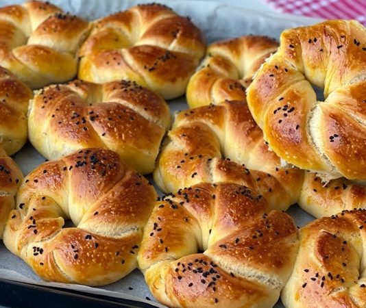 Hamur işi tariflerinin başarısı, doğru hamur hazırlama tekniklerine bağlıdır. İyi hazırlanmış bir hamur, pişirme sırasında homojen bir yapı sağlar ve ürünün kabarmasını destekler. Hamurda kullanılan un, su, yağ ve maya miktarı tarifin sonucunu doğrudan etkiler. Konulu bir haber görseli.