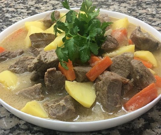 Haşlama Tarifinin Geleneksel Lezzeti ve Günümüzdeki Yeri Et haşlama, çoğunlukla kuzu, dana ya da tavuk eti ile yapılır. Etin kendi lezzetini ön plana çıkaran pişirme yöntemi sayesinde hiçbir baharat ya da ağır sos kullanılmadan doğal bir tat elde edilir.