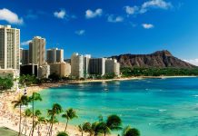 Havai mutfağı, Pasifik kültürlerinin birleşiminden doğan zengin ve çok yönlü bir gastronomi geleneği olarak öne çıkar. Bu mutfak yalnızca tatlarıyla değil, aynı zamanda ada halkının yaşam biçimini, doğayla uyumunu ve tarih boyunca farklı kültürlerden aldığı etkileri yansıtan yönleriyle de dikkat çeker. Geleneksel Havai yemekleri, adanın doğal kaynaklarına dayalıdır ve özellikle deniz ürünleri, tropikal meyveler ve taro kökü gibi özgün malzemelerle hazırlanır. Bunun yanı sıra, Amerika, Asya ve Polinezya mutfaklarının etkisiyle şekillenen çeşitlilik, Havai mutfağını benzersiz kılar. konulu bir haber görseli.