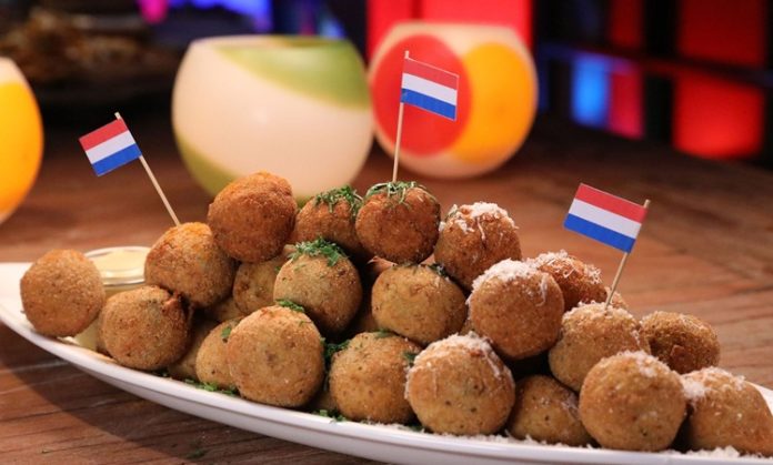 Hollanda mutfağı, sade ama doyurucu yemekleriyle tanınır ve kökenlerini ülkenin tarım, denizcilik ve ticaret geçmişinden alır. Yüzyıllar boyunca denizaşırı ticaret yolları sayesinde farklı baharatlar, sebzeler ve pişirme teknikleri Hollanda sofralarına girmiştir. Buna rağmen Hollanda yemekleri, çoğunlukla yerel malzemelere dayalı, pratik ve besleyici tariflerden oluşur. Konulu bir haber görseli.