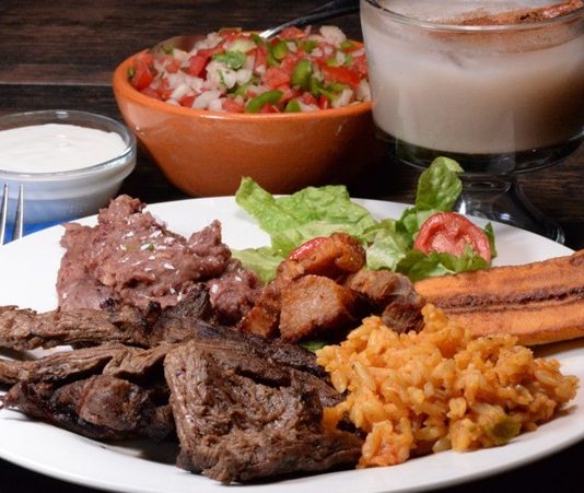 Honduras mutfağı, Maya medeniyetinin mirası ile İspanyol, Afrika ve Karayip etkilerinin birleşimiyle oluşmuş zengin bir yemek kültürüne sahiptir. Ülkenin tarihî geçmişi, göçmen toplulukları ve coğrafi çeşitliliği, Honduras mutfağının karakterini şekillendirmiştir. Yemekler, sadece günlük beslenmenin ötesinde kültürel bir miras olarak sofralarda yer alır. Konulu bir haber görseli.