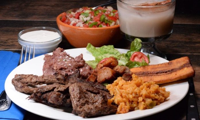 Honduras mutfağı, Maya medeniyetinin mirası ile İspanyol, Afrika ve Karayip etkilerinin birleşimiyle oluşmuş zengin bir yemek kültürüne sahiptir. Ülkenin tarihî geçmişi, göçmen toplulukları ve coğrafi çeşitliliği, Honduras mutfağının karakterini şekillendirmiştir. Yemekler, sadece günlük beslenmenin ötesinde kültürel bir miras olarak sofralarda yer alır. Konulu bir haber görseli.