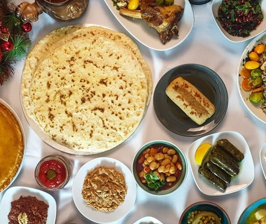 İç Anadolu mutfağı, köklü tarihinden aldığı mirası, geniş bozkırlarının sunduğu ürünlerle harmanlayan, zengin ve doyurucu yemek kültürüne sahip bir mutfaktır. Bu bölgenin sofraları, hem günlük yaşamda hem de özel günlerde özenle hazırlanır. Tahıl, et ve bakliyat ağırlıklı yemekleriyle tanınan İç Anadolu mutfağı, aynı zamanda misafirperverliğiyle de bilinir. Konulu bir haber görseli.