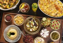 İran, tarih boyunca medeniyetlerin kavşak noktası olmuş bir coğrafyada yer alır ve bu durum mutfağına da yansımıştır. İran mutfağı, Pers, Arap, Türk ve hatta Akdeniz kültürlerinin birleşimiyle şekillenmiş, binlerce yıllık bir mirası taşır. Bu mutfak, baharatların ustaca kullanımı, et ve sebzelerin dengeli birleşimi ve aromatik tarifleri ile ön plana çıkar. Tarih boyunca farklı uygarlıklarla etkileşim, İran yemek kültürünü sadece lezzet açısından değil, aynı zamanda görsellik ve sunum açısından da zenginleştirmiştir. Konulu bir haber görseli.