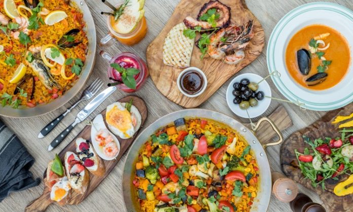 İspanyol Mutfağı İspanyol mutfağı, Akdeniz ikliminin sunduğu bereketli tarım ürünleri ve tarih boyunca süregelen kültürel etkileşimlerle şekillenmiştir. Fenikelilerden Romalılara, Araplardan Yeni Dünya keşiflerine kadar uzanan süreç, mutfağın bugünkü zenginliğinin temelini oluşturur. Arap etkisi, özellikle baharatların, pirincin ve zeytinyağının mutfakta önemli bir yer edinmesini sağlamıştır. Konulu bir haber görseli.