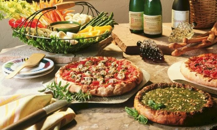 İtalyan Mutfağı İtalyan mutfağı, yüzyıllar boyunca farklı kültürlerin etkisiyle zenginleşmiş ve dünya çapında tanınan bir gastronomi kültürü haline gelmiştir. Antik Roma’dan günümüze uzanan süreçte yemekler, hem beslenme hem de kültürel bir ifade biçimi olarak önem kazanmıştır. Doğal malzemeler kullanımı, İtalyan yemeklerinin hem lezzetli hem de sağlıklı olmasını sağlıyor. Konulu bir haber görseli.