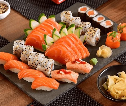 Japon mutfağı, binlerce yıllık tarihi ile Asya mutfak kültürlerinin en zengin örneklerinden birini oluşturuyor. Antik dönemlerden günümüze uzanan süreçte, Japon yemekleri hem beslenme hem de estetik değerler açısından büyük önem taşıyor. Doğal malzemeler kullanımı, yemeklerin taze, sağlıklı ve lezzetli olmasını sağlıyor.