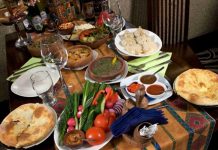 Kabardey mutfağı, Kuzey Kafkasya’nın önemli gastronomi geleneklerinden biridir ve Kabardey-Balkar Cumhuriyeti’nde şekillenmiştir. Bölgenin dağlık coğrafyası ve sert iklim koşulları, mutfağın temel karakterini belirlemiştir. Kabardey yemekleri, hem besleyici hem de dayanıklılık sağlayan özellikleriyle öne çıkar. Bu mutfak, Kabardey kültürünü ve tarihini sofralara taşır, toplumsal bağları güçlendiren bir rol üstlenir. Konulu bir haber görseli.