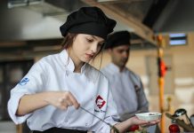 Gastronomi dünyasında kadın şefler, hem yaratıcılıkları hem de liderlikleri ile dikkat çekiyor. Röportajlarda kadın şefler, mutfaktaki deneyimlerini, ilham kaynaklarını ve kendi tarzlarını nasıl geliştirdiklerini anlatıyor. Bu süreçte yaratıcılık ve özgünlük, kadın şeflerin öne çıkan özellikleri arasında yer alıyor. Konulu bir haber görseli.