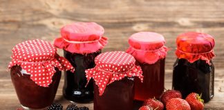 Kahvaltı, Türk kültürünün en köklü ve vazgeçilmez öğünlerinden biridir. Sabahın ilk ışıklarıyla kurulan kahvaltı sofraları, yalnızca karın doyurmakla kalmaz; aynı zamanda aile bireylerini, dostları ve misafirleri bir araya getirerek paylaşımın da bir sembolü olur. Anadolu’nun dört bir yanında hazırlanan kahvaltılar, bölgesel lezzetlerle farklılık gösterse de, hepsinin ortak noktası çeşitliliği ve bereketidir. Konulu bir haber görseli