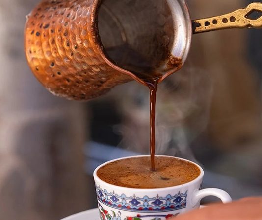 Kahve, sadece bir içecek olmanın ötesinde, kültürel bir simge ve sosyal yaşamın ayrılmaz bir parçası hâline gelmiştir. Farklı coğrafyalarda yetiştirilen kahve çekirdekleri, değişik kavurma ve demleme yöntemleriyle kendine özgü tatlar sunar. Kahve kültürü, hem günlük hayatın ritmini belirler hem de insanları bir araya getiren bir iletişim aracıdır. Özellikle kafeler ve kahve evleri, sohbetlerin ve buluşmaların merkezi hâline gelmiştir. Konulu bir haber görseli.