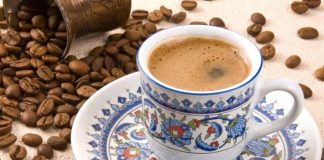 Gelenekselden moderne, sade olandan aromalı çeşitlerine kadar kahve, günlük yaşamın ayrılmaz bir parçası haline gelmiştir. Ancak kahvenin keyfi, çoğu zaman onu tamamlayan atıştırmalıklarla daha da derinleşir. Bu küçük lezzetler, sadece damak zevkini tamamlamakla kalmaz, kahve deneyimini çok daha zengin ve keyifli hale getirir. Konulu bir haber görseli.