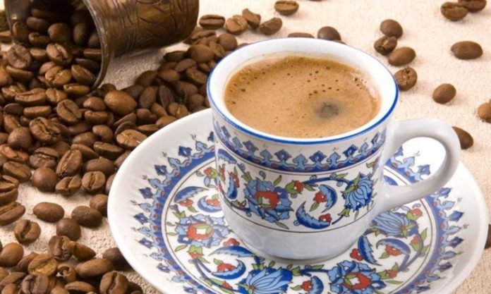 Kahve Yanına Atıştırmalıklar Keyifli Anların Vazgeçilmezi Gelenekselden moderne, sade olandan aromalı çeşitlerine kadar kahve, günlük yaşamın ayrılmaz bir parçası haline gelmiştir. Ancak kahvenin keyfi, çoğu zaman onu tamamlayan atıştırmalıklarla daha da derinleşir. Bu küçük lezzetler, sadece damak zevkini tamamlamakla kalmaz, kahve deneyimini çok daha zengin ve keyifli hale getirir. Konulu bir haber görseli.
