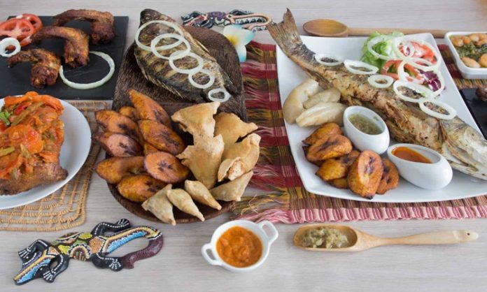 Kamerun Mutfağı Kamerun, Afrika’nın en zengin mutfak kültürlerinden birine sahiptir. Ülkenin coğrafi yapısı, tropikal iklimi ve çok sayıda etnik grubun bir arada yaşaması, Kamerun mutfağı için son derece geniş bir çeşitlilik sunar. Farklı bölgelerde yaşayan toplulukların yemek alışkanlıkları birbirinden farklıdır. Bu farklılıklar, ülkenin kuzeyinden güneyine, batısından doğusuna kadar sofralara yansıyan çok renkli bir gastronomi tablosu ortaya çıkarır. Baharatların bolca kullanılması, taze sebze ve kök bitkilerin yemeklerde sıkça yer alması Kamerun sofralarının karakteristik özelliklerinden biridir. Konulu bir haber görseli.