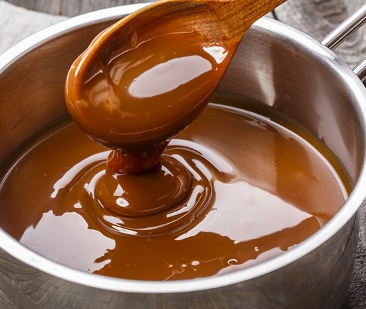 Karamel pişirme süreci, şekerin kontrollü bir şekilde ısıtılması ve karamelize olması ile başlar.