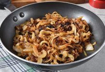 Karamelize etme, yemek pişirme teknikleri arasında en çok dikkat çeken yöntemlerden biridir. Özellikle sebzelerde, meyvelerde ve tatlılarda kullanılan bu teknik, yiyeceklere hem farklı bir tat hem de benzersiz bir doku kazandırır. Temelde şekerin yüksek ısıya maruz kalarak kahverengileşmesiyle gerçekleşen bu işlem, mutfaklarda lezzet katmak için sıkça tercih edilir. Konulu bir haber görseli.