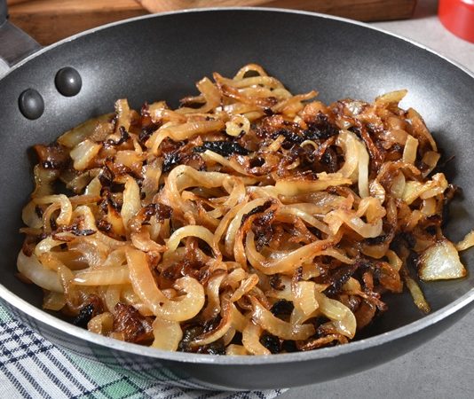 Karamelize etme, yemek pişirme teknikleri arasında en çok dikkat çeken yöntemlerden biridir. Özellikle sebzelerde, meyvelerde ve tatlılarda kullanılan bu teknik, yiyeceklere hem farklı bir tat hem de benzersiz bir doku kazandırır. Temelde şekerin yüksek ısıya maruz kalarak kahverengileşmesiyle gerçekleşen bu işlem, mutfaklarda lezzet katmak için sıkça tercih edilir. Konulu bir haber görseli.