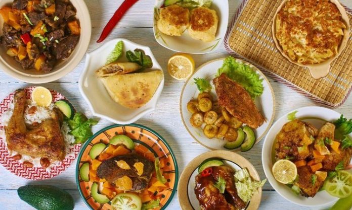 Karayip mutfağı, farklı kültürlerin buluşmasıyla ortaya çıkan eşsiz bir gastronomi dünyasıdır. Bölgenin tarihsel geçmişi, bu mutfağın şekillenmesinde büyük rol oynamıştır. Afrika’dan gelen köleler, Avrupa’dan gelen sömürgeciler, Asya’dan göç eden topluluklar ve yerli halkın yemek alışkanlıkları birleşerek bu mutfağın temelini oluşturmuştur. Her kültür kendi baharatını, pişirme yöntemini ve malzemesini beraberinde getirmiştir. Bu yüzden Karayip yemeklerinde hem tropikal hem de egzotik lezzetleri aynı anda tatmak mümkündür. Konulu bir haber görseli.