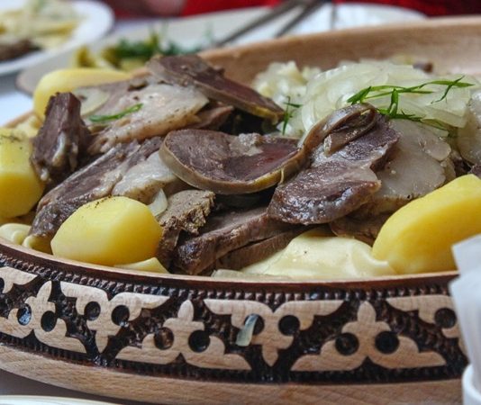 Kazakistan Mutfağı Kazakistan mutfağı, Orta Asya’nın geniş bozkırlarında şekillenmiş, göçebe yaşam tarzının etkisiyle pratik ve besleyici yemekler sunar. Tarih boyunca göçebe topluluklar, doğal koşullar ve hayvancılık ile beslenme alışkanlıklarını oluşturmuşlardır. Et, süt ürünleri ve tahıllar mutfağın temelini oluşturur. Kazaklar için yemek sadece beslenme aracı değil, aynı zamanda kültürel bir paylaşım ve misafirperverlik ritüelidir. Konulu bir haber görseli.