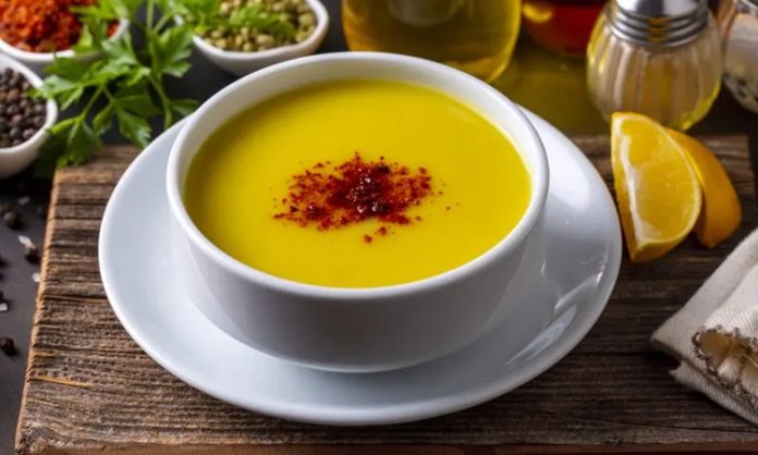 Kış ayları, soğuk havaların etkisiyle birlikte hem vücudumuzun hem de ruhumuzun sıcaklığa daha çok ihtiyaç duyduğu zamanlardır. Bu dönemde sofraların vazgeçilmezi olan sıcak çorbalar, yalnızca bedeni değil, iç dünyayı da ısıtan bir rol üstlenir. Özellikle uzun ve zorlu geçen kış günlerinde, bir kâse sıcak çorba hem doyurucu hem de moral verici bir etki yaratır. Konulu bir haber görseli.