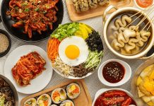 Kore mutfağı, binlerce yıllık bir geçmişe sahip olup hem coğrafi koşulların hem de kültürel etkileşimlerin etkisiyle zenginleşmiştir. Geleneksel Kore yemekleri, tarım ürünlerinin yanı sıra deniz ürünleri ve fermente gıdaların ustaca birleşiminden oluşur. Tarih boyunca Çin ve Japon mutfaklarından etkiler alınsa da Kore yemekleri kendi özgün kimliğini korumayı başarmıştır. Konulu bir haber görseli.