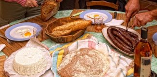 Korsika mutfağı, Fransa’ya bağlı olan fakat kendi özgün kültürünü koruyan Korsika Adası’nın eşsiz gastronomi dünyasını yansıtır. Akdeniz’in ortasında yer alan bu ada, coğrafi yapısı, tarih boyunca farklı kültürlerden etkilenmiş olması ve doğal kaynakları sayesinde kendine özgü bir yemek kültürü geliştirmiştir. Korsika mutfağı, hem dağların sunduğu ürünleri hem de denizin bereketini sofralara taşır. Bu yönüyle ada mutfağı, sade ama derin tatların birleşimiyle gastronomi meraklılarının ilgisini çekmektedir. Konulu bir haber görseli.