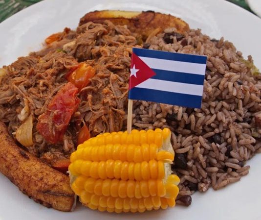 Küba Mutfağı Küba mutfağı, Karayipler’in kültürel zenginliğini, tarihi etkilerini ve tropikal coğrafyasını bir araya getiren eşsiz bir gastronomi geleneğine sahiptir. İspanyol, Afrika ve Karayip mutfaklarının birleşiminden oluşan bu mutfak, basit ama lezzetli tarifleriyle tanınır. Küba yemekleri, hem tat açısından doyurucu hem de görsel olarak iştah açıcıdır. Ülkedeki yemek kültürü, hem halk arasında hem de dünya gastronomi sahnesinde dikkat çeker. Konulu bir haber görseli