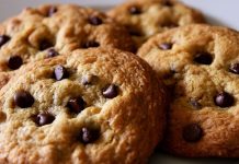 Kurabiyeler, yüzyıllardır mutfak kültürlerinin vazgeçilmez tatlı atıştırmalıkları arasında yer alıyor. Hem evde yapılan hem de pastanelerden alınan çeşitleriyle her damak zevkine hitap eden kurabiyeler, günün her saatinde keyifle tüketilebiliyor. Farklı malzemeler, pişirme teknikleri ve sunum biçimleri sayesinde oldukça geniş bir yelpazeye sahip olan bu lezzetler, dünyanın dört bir yanında farklı tariflerle hazırlanıyor. Tatlı ya da tuzlu seçenekleriyle hem çay saatlerinin hem de özel günlerin en sevilen eşlikçisi olmayı başarıyor. Konulu bir haber görseli.