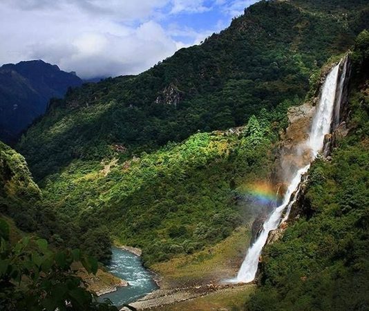 Kuzeydoğu Hindistan Mutfağı Kuzeydoğu Hindistan Mutfağı, ülkenin diğer bölgelerinden oldukça farklı bir gastronomik yapıya sahiptir. Assam, Meghalaya, Manipur, Mizoram, Tripura, Nagaland ve Arunachal Pradesh gibi eyaletlerin birleşiminden oluşan bu mutfak, yerel kültürler ve etnik grupların etkisiyle şekillenmiştir. Bu zengin kültürel çeşitlilik, yemeklerde hem tat hem de pişirme tekniklerinde kendini gösterir. Konulu bir haber görseli.
