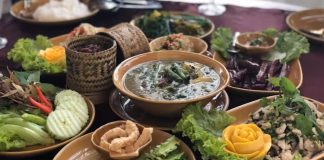 Laos, Güneydoğu Asya’nın iç kesimlerinde yer alan ve Mekong Nehri boyunca uzanan bir ülkedir. Bu konum, Laos mutfağının hem Tayland hem de Vietnam mutfaklarından etkilenmesini sağlamıştır. Pirinç, balık ve taze sebzeler, Laos mutfağının temel besin kaynaklarını oluşturur. Baharatlar ve taze otlar, yemeklerde hem aroma hem de karakter kazandırır. Laos mutfağı, lezzet çeşitliliği ve kültürel derinliği ile dikkat çeker. Konulu bir haber görseli.