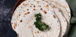 Lavaş, sadece geleneksel bir yiyecek değil, aynı zamanda modern sofraların da vazgeçilmez parçası haline gelmiştir. Kahvaltılarda, öğle yemeklerinde veya ev yapımı dürümlerde kullanılan lavaş, farklı bölgelerde değişen tarifleriyle zengin bir kültürel çeşitlilik sunar.