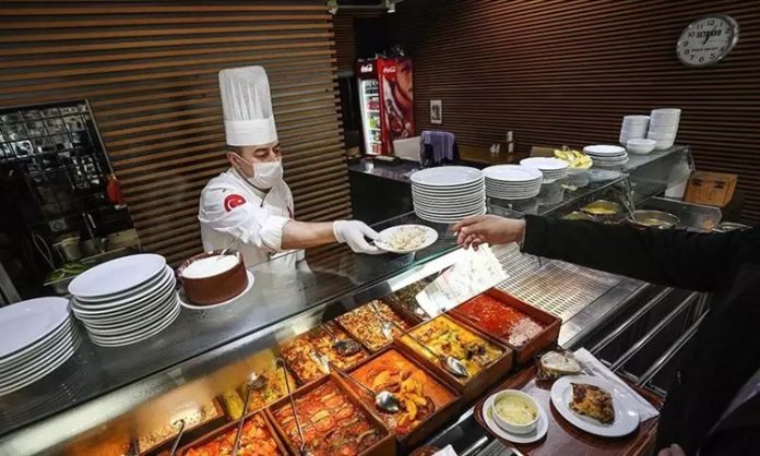 Türkiye’de lokanta kültürü, sadece yemek yemek için gidilen bir yer olmanın çok ötesinde bir anlam taşır. Osmanlı döneminden günümüze kadar uzanan bu gelenek, toplumun sosyalleşme biçimlerinden biri olmuştur. İnsanlar lokantalarda sadece yemek yemek için değil, aynı zamanda sohbet etmek, iş konuşmak veya gündelik hayatın yorgunluğunu atmak için de buluşur. Bu açıdan bakıldığında, lokantalar toplumun sosyal yaşamında önemli bir yere sahiptir. Konulu bir haber görseli.