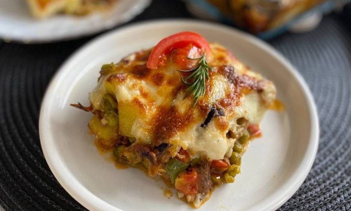 Macar mutfağı, Orta Avrupa’nın en köklü ve zengin gastronomi kültürlerinden biridir. Tarih boyunca Osmanlı, Avusturya, Alman ve Slav mutfaklarından etkilenmiş olan bu mutfak, kendine özgü baharatları, doyurucu yemekleri ve yoğun aromalarıyla tanınır. Macar yemekleri, hem yerel halk hem de dünya çapındaki gurmeler tarafından ilgi görür. Özellikle kırmızı biberin (paprika) mutfağın simgesi haline gelmesi, bu lezzetleri diğer mutfaklardan ayırır. Konulu bir haber görseli.