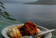 Maluku Mutfağı, Endonezya’nın doğusunda yer alan ve “Baharat Adaları” olarak bilinen Maluku bölgesinde gelişmiştir. Tarih boyunca bu adalar, karanfil ve hindistan cevizi gibi değerli baharatlarıyla dünya ticaretinde önemli bir yere sahip olmuştur. Bu nedenle Maluku Mutfağı, baharatların yoğun kullanıldığı ve farklı kültürlerin izlerini taşıyan bir gastronomi geleneği haline gelmiştir. Konulu bir haber görseli.