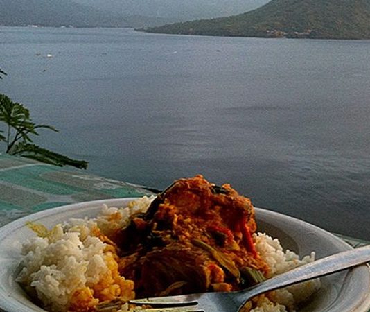 Maluku Mutfağı Maluku Mutfağı, Endonezya’nın doğusunda yer alan ve “Baharat Adaları” olarak bilinen Maluku bölgesinde gelişmiştir. Tarih boyunca bu adalar, karanfil ve hindistan cevizi gibi değerli baharatlarıyla dünya ticaretinde önemli bir yere sahip olmuştur. Bu nedenle Maluku Mutfağı, baharatların yoğun kullanıldığı ve farklı kültürlerin izlerini taşıyan bir gastronomi geleneği haline gelmiştir. Konulu bir haber görseli.