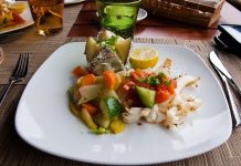 Mauritius Mutfağı, Hint Okyanusu’nda yer alan ada ülkesi Mauritius’un zengin kültürel geçmişini yansıtır. Ada mutfağı, Fransız, Hint, Afrika ve Çin etkilerini harmanlayarak kendine özgü bir tat profili oluşturur. Bu çeşitlilik, Mauritius yemeklerini hem renkli hem de aromatik bir hale getirir. Konulu bir haber görseli.