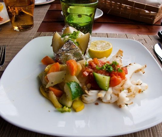 Mauritius mutfağı, Hint Okyanusu’nun ortasında yer alan bu tropikal ada ülkesinin tarihî ve kültürel çeşitliliğini yansıtır. Adanın geçmişi, Afrika, Çin, Hindistan ve Avrupa etkileriyle şekillenmiş olup bu etkiler mutfak kültürüne de doğrudan yansımıştır. Yemekler, sadece beslenme aracı değil, aynı zamanda kültürel bir ifade biçimi olarak kabul edilir. Konulu bir haber görseli.