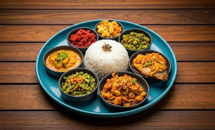 Meghalaya Mutfağı, Hindistan’ın kuzeydoğusundaki Meghalaya eyaletine özgü, doğal ve geleneksel tatlarıyla bilinen zengin bir yemek kültürünü temsil eder. Bölge, yoğun yağış alan tropikal iklimi ve verimli toprakları sayesinde taze sebze ve et kaynakları açısından oldukça çeşitlidir. Konulu bir haber görseli.