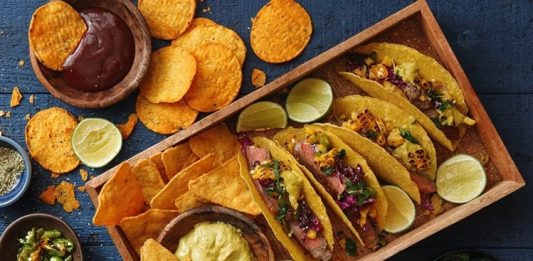 Meksika mutfağı, dünyaca ünlü baharatlı yemekleri, renkli sunumları ve kültürel zenginliğiyle gastronomi dünyasında ayrıcalıklı bir yere sahiptir. Yüzyıllar boyunca Aztek, Maya ve İspanyol mutfaklarının birleşiminden oluşan bu lezzet kültürü, hem sokak yemekleri hem de geleneksel aile sofralarıyla dikkat çeker. Meksika yemekleri, yalnızca karın doyurmakla kalmaz, aynı zamanda ülkedeki tarih, gelenek ve yaşam tarzının da bir yansımasıdır. Konulu bir haber görseli.