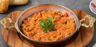 Menemen Tartışmaları Türk Mutfağında Bitmeyen Lezzet Çekişmesi Türk mutfağının en sevilen kahvaltı yemeklerinden biri olan menemen, yıllardır süren büyük bir tartışmanın da merkezinde yer alıyor. Asırlardır sofralarda yer bulan bu lezzet, basit malzemelerle hazırlanmasına rağmen, “Soğansız mı olur yoksa soğanlı mı olmalı?” sorusu etrafında hararetli tartışmalara neden oluyor. Konulu bir haber görseli.