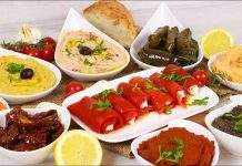 Meze, yalnızca küçük bir tabak dolusu lezzet değil, yüzyıllardır süregelen bir kültürün en ince detaylarını taşıyan zengin bir sofradır. Özellikle Türk mutfağı, meze konusunda oldukça köklü bir geçmişe ve bölgesel çeşitliliğe sahiptir. Her bir meze tabağı, geçmişin izlerini günümüze taşırken; sofralara samimiyet, paylaşım ve sohbet getirir. Konulu bir haber görseli.