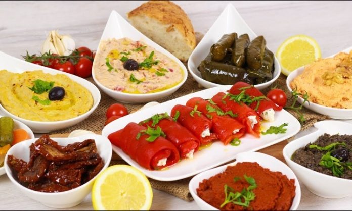 Meze, yalnızca küçük bir tabak dolusu lezzet değil, yüzyıllardır süregelen bir kültürün en ince detaylarını taşıyan zengin bir sofradır. Özellikle Türk mutfağı, meze konusunda oldukça köklü bir geçmişe ve bölgesel çeşitliliğe sahiptir. Her bir meze tabağı, geçmişin izlerini günümüze taşırken; sofralara samimiyet, paylaşım ve sohbet getirir. Konulu bir haber görseli.