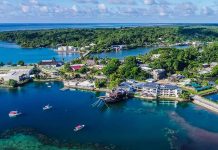 Mikronezya mutfağı, Pasifik Okyanusu’nun ortasında, ada yaşamının doğayla uyum içinde şekillendirdiği bir mutfaktır. Tropikal iklimi, bereketli toprakları ve deniz ürünleriyle öne çıkan bu bölgenin yemek kültürü hem geleneksel yöntemleri hem de modern etkileri bir araya getirir. Mikronezya’da yemek sadece karın doyurmak için değil, aynı zamanda toplumsal bağların güçlendiği bir paylaşım aracıdır. Ada halkı için yemek hazırlamak ve sunmak, misafirperverliğin en önemli göstergelerinden biridir. Konulu bir haber görseli.