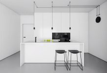 Günümüzde yaşam alanlarının küçülmesi, şehir hayatının temposu ve estetik anlayışın değişmesiyle birlikte minimal mutfaklar giderek daha fazla ilgi görmeye başladı. Sadelik, düzen ve işlevsellik üzerine kurulu bu mutfaklar, yalnızca görsel bir tercih değil; aynı zamanda yaşam tarzını da yansıtan bir seçim haline geldi. Minimal mutfak anlayışı, gereksiz eşyaların ortadan kaldırılması, depolama alanlarının verimli kullanılması ve dekorasyonda net çizgilerin tercih edilmesiyle öne çıkıyor. Konulu bir haber görseli.