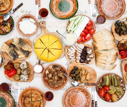 Moldova, Doğu Avrupa’nın en renkli mutfak kültürlerinden birine sahip ülkelerinden biridir. Tarihi boyunca farklı kültürlerin kesişme noktası olan bu coğrafya, Moldova mutfağı üzerinde büyük bir etki bırakmıştır. Osmanlı, Rus, Rumen ve Ukrayna mutfaklarından izler taşıyan yemekler, bugün hala Moldova sofralarının en sevilen lezzetleri arasında yer alır. Hem köylerde hazırlanan geleneksel yemekler hem de modern şehir yaşamının sunduğu uyarlamalar, bu mutfağın çeşitliliğini artırmaktadır. Konulu bir haber görseli.