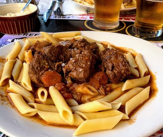 Monako Mutfağı Monako mutfağı, Fransız ve İtalyan mutfaklarının etkisi altında şekillenmiş, lüks ve sofistike bir gastronomi deneyimi sunar. Bu küçük prenslik, Akdeniz ikliminin sunduğu taze deniz ürünleri ve yerel tarım ürünleriyle beslenir. Monako mutfağı, tarih boyunca saray sofralarından sokak lezzetlerine kadar uzanan geniş bir yelpazeye sahiptir ve kültürel çeşitliliğiyle dikkat çeker. Konulu bir haber görseli.