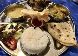 Nauru Mutfağı Nauru Mutfağı, Pasifik Okyanusu’nun küçük ama zengin kültüre sahip adası Nauru’nun gastronomi dünyasını yansıtır. Adanın coğrafi yapısı ve tropikal iklimi, yerel halkın yemek alışkanlıklarını doğrudan etkilemiştir. Deniz ürünleri, tropikal meyveler ve kök sebzeler, Nauru mutfağının temel malzemeleridir. Konulu bir haber görseli.