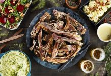 Norveç mutfağı, İskandinav coğrafyasının soğuk ve temiz denizlerinden, yemyeşil vadilerinden ve uzun kış aylarından beslenen, doğal malzemelere dayalı bir gastronomi kültürüdür. Ülkenin coğrafi konumu ve iklimi, yemeklerde kullanılan malzemelerin çeşitliliğini ve pişirme yöntemlerini doğrudan şekillendirmiştir. Deniz ürünleri, av etleri ve süt ürünleri mutfağın temel taşlarını oluşturur. Konulu bir haber görseli.