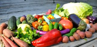 Günümüzde sağlıklı beslenmeye yönelik farkındalığın artmasıyla birlikte organik ürünler pazarı büyük bir ivme kazanıyor. Tüketiciler, doğallığı ve katkı maddesi içermeyen gıdaları tercih ederek hem kendi sağlıklarını hem de çevreyi korumayı amaçlıyor. Market raflarında ve yerel üreticilerin tezgahlarında artık organik sebze, meyve ve süt ürünlerine daha fazla rastlanıyor. Konulu bir haber görseli.